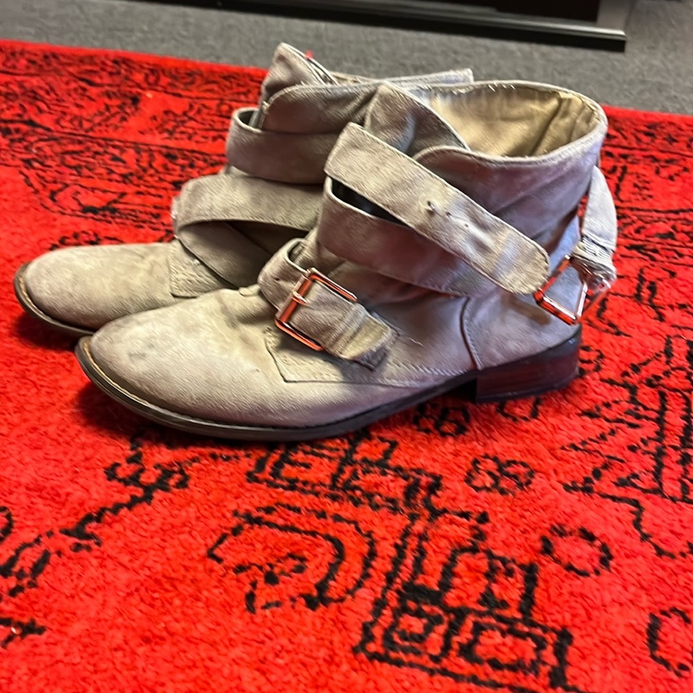 Fashion boots size 8 1/2   Grey No name brand - just cute and in ok shape